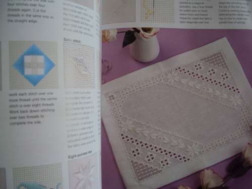 The Encyclopedia of STITCHES 245 illustrated & 24 projects - Smocking, cut work, embroidery, canvasw
