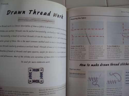 The Encyclopedia of STITCHES 245 illustrated & 24 projects - Smocking, cut work, embroidery, canvasw