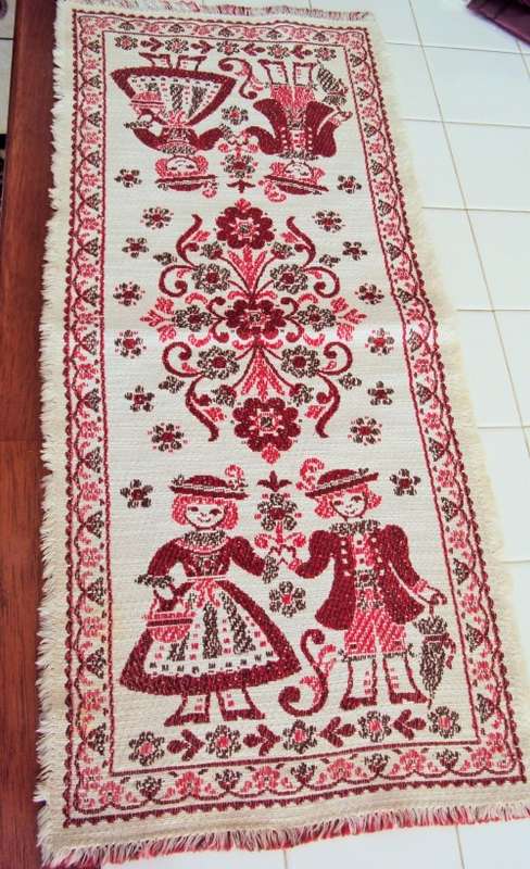 From Austria 70% cotton 30% linen runner for your side unit   Size:- 75cm x 32cm Vintage