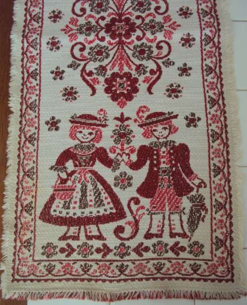 From Austria 70% cotton 30% linen runner for your side unit   Size:- 75cm x 32cm Vintage