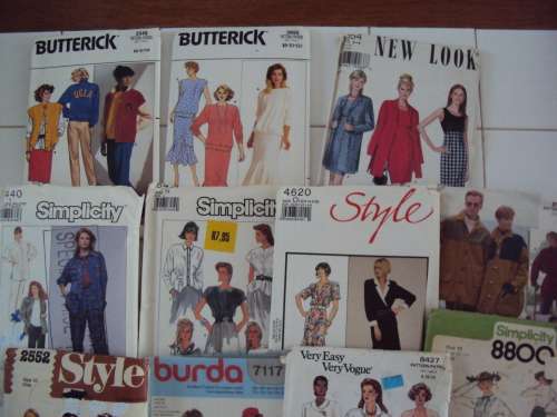 JOB LOT "A" Variety of 14 Ladies sewing patterns (not checked)