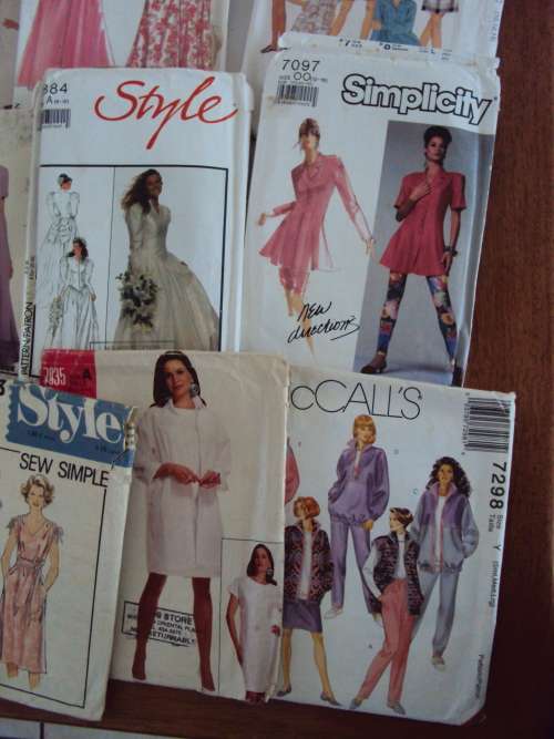JOB LOT "M" Variety of 19 assorted styles Ladies sewing patterns  (not checked)