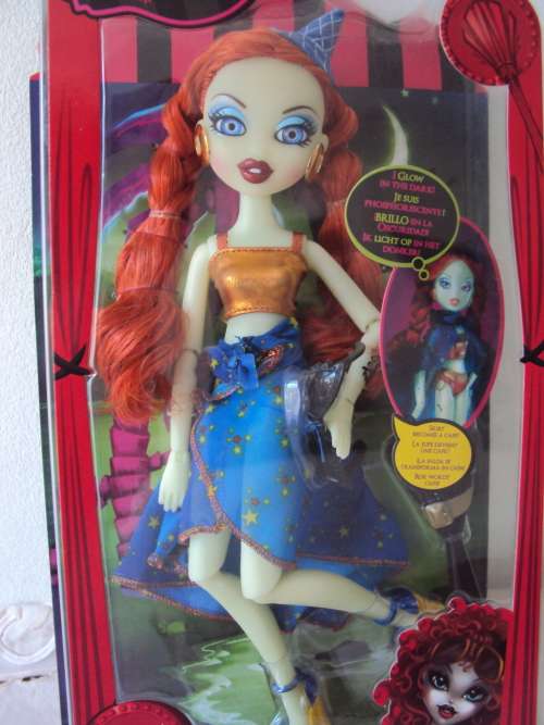 MGA BRATZILLAZ Meygana Broomstix GLOW IN THE DARK in original box Ages 6+ Like new