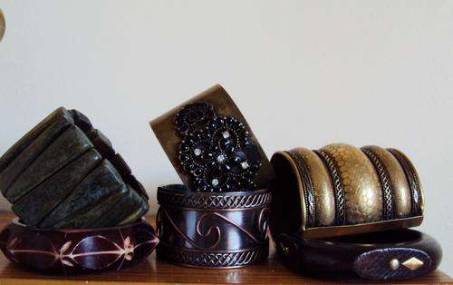 ASSORTMENT OF BANGLES (all 6 included)