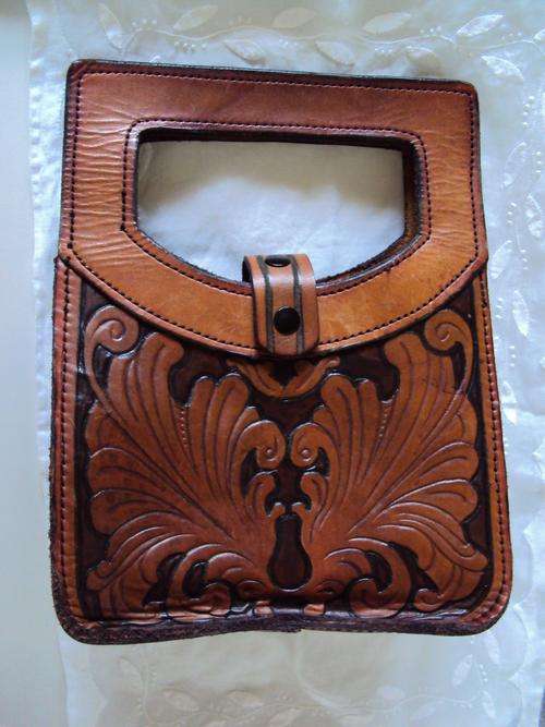 HANDCRAFTED LITTLE LEATHER HANDBAG with a leaf motif (very good cond)