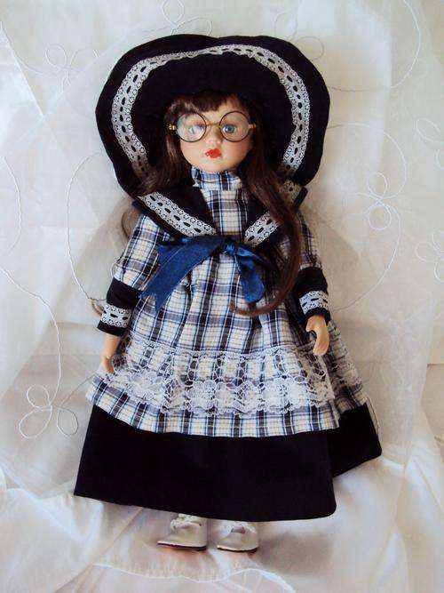 VICTORIAN LIBRARIAN - Porcelain Doll with glasses 40cm plus free doll stand