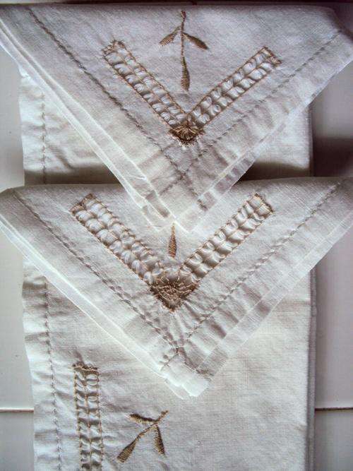 8 LINEN white serviettes with a beige pulled thread design - vintage (good cond)