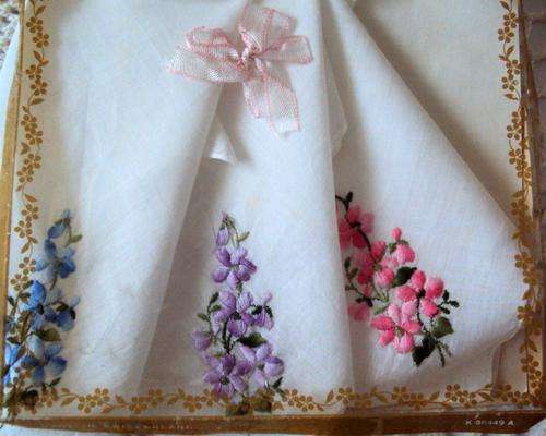 Set of 3 ladies hankies/handkerchiefs, embroidered and in orig pack (good cond)