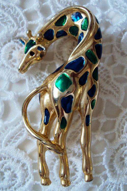 Very Striking Giraffe brooch 7cm Tall 3.5cm wide - vintage very good cond