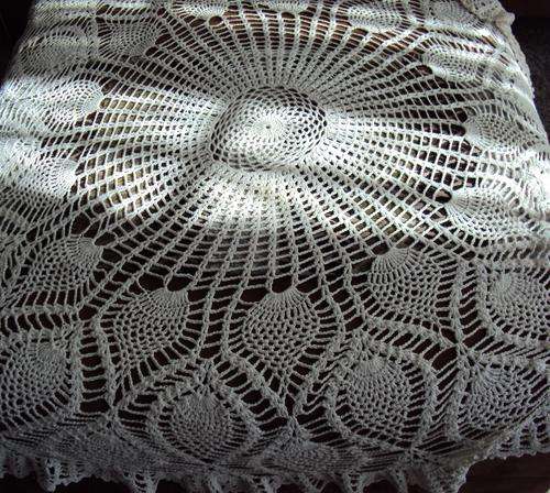 Round crochet tablecloth with lovely pineapple pattern - perfect cond