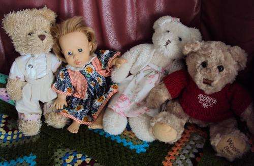 Goldilocks and the 3 bears - Your bid gets the lot !!!!! good cond.