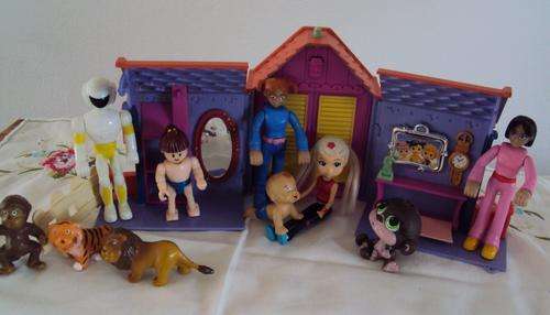 Mini toy hotel and assorted play characters - used - Winning bid gets the lot