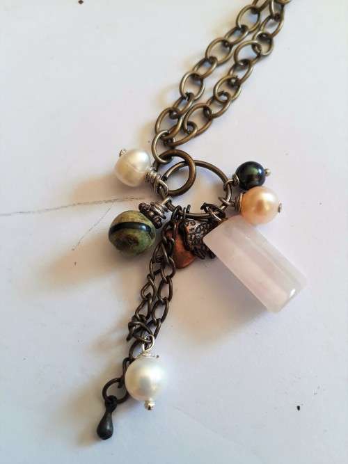 MARYKAY -  CHARM NECKLACE WITH ROSE QUARTZ AND FRESHWATER PEARLS