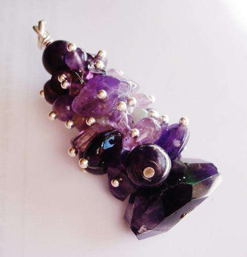 MARYKAY - STUNNING CLUSTER OF AMETHYST GEMSTONE BEADS PENDANT