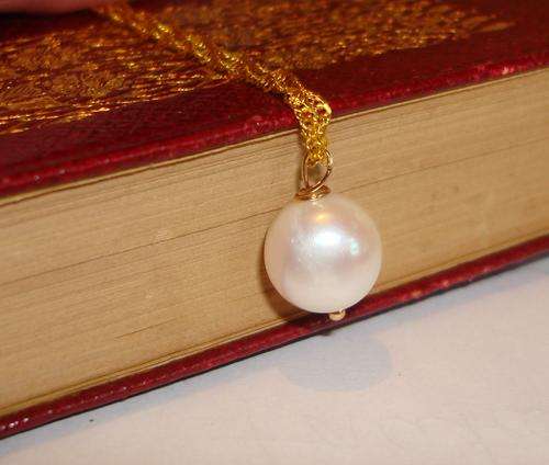 MARYKAY - JUNE BIRTHSTONE - PERFECT SIMPLICITY -WHITE GENUINE FRESHWATER PEARL PENDANT