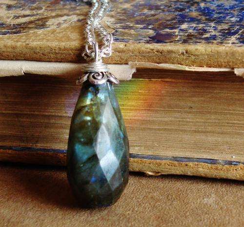 MARYKAY - LOVELY SHIMMERING LABRADORITE GEMSTONE PENDANT AND CHAIN
