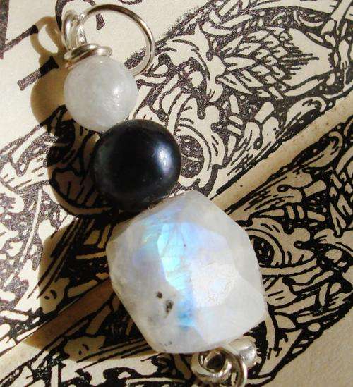 MARYKAY - LOVELY GENUINE RAINBOW MOONSTONE AND PEACOCK PEARL PENDANT - MODERN BIRTHSTONE FOR JUNE