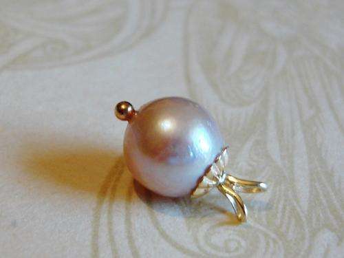 MARYKAY - LAVENDER GENUINE FRESHWATER SOLID 14 CARAT YELLOW GOLD PEARL PENDANT/CHARM - FREE CHAIN