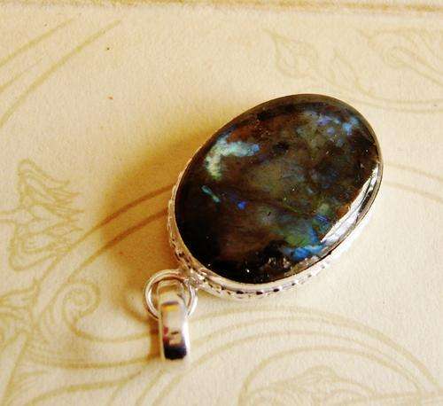 MARYKAY - MAGNIFICENT FLASHING GREEN/BLUE LABRADORITE SILVER PENDANT - MADE IN INDIA
