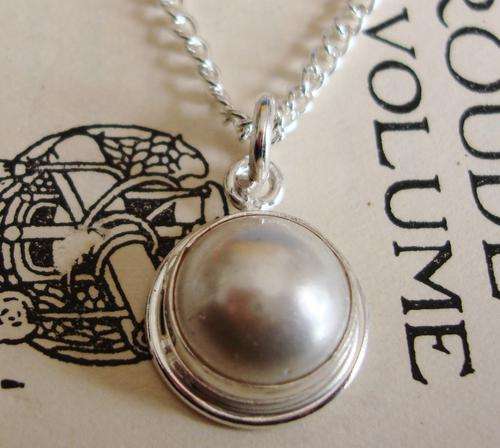 MARYKAY - AUTHENTIC 13MM SATIN WHITE MABE PEARL PENDANT SET IN STERLING SILVER