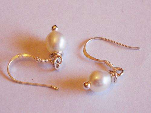 MARYKAY - DELIGHTFUL STERLING SILVER PETITE GENUINE FRESHWATER PEARL EARRINGS