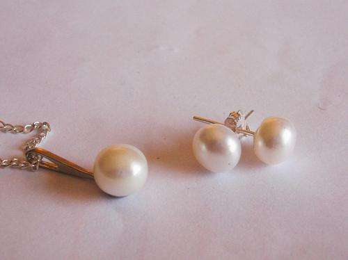 MARYKAY - 8mm WHITE GENUINE FRESHWATER PEARL PENDANT AND EARRING SET