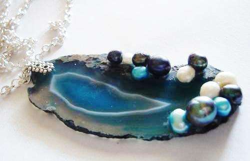 MARYKAY - SHADES OF TURQUOISE - AGATE SLICE PENDANT AND CHAIN WITH FRESHWATER PEARLS