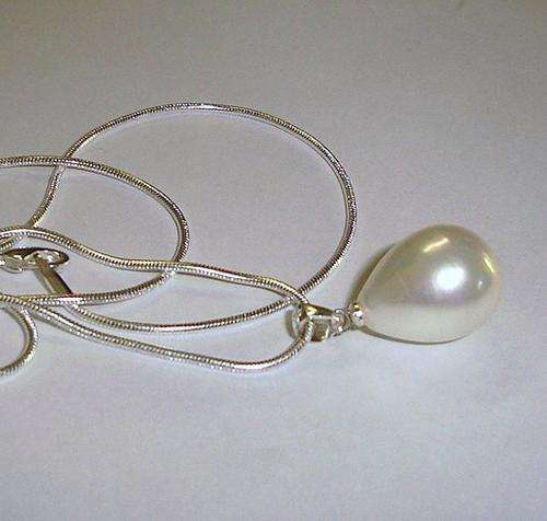 MARYKAY - PEARLY WHITE TAHITIAN SOUTH SEA SHELL PEARL STERLING SILVER PENDANT