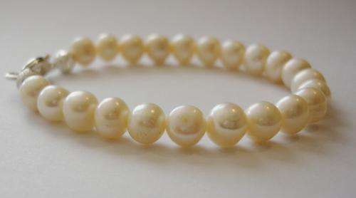 MARYKAY - LOVELY CREAMY WHITE GENUINE FRESHWATER PEARL BRACELET