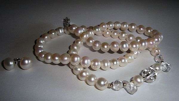 MARYKAY - APRIL BIRTHSTONE - NATURAL DIAMOND, CRYSTAL & WHITE FRESHWATER PEARL NECKLACE