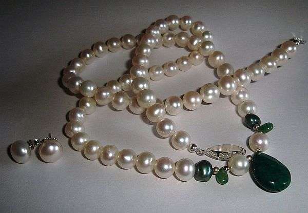 MARYKAY - MAY BIRTHSTONE - GENUINE EMERALD & WHITE FRESHWATER PEARL NECKLACE