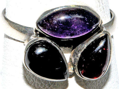 MARYKAY  - LOVELY AMETHYST,GARNET & ONYX .925 STERLING SILVER RING 8/Q - FEBRUARY BIRTHSTONE