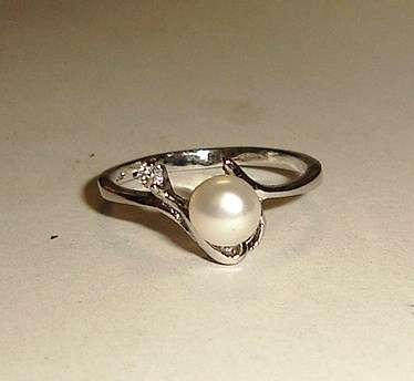 MARYKAY - LOVELY GENUINE FRESHWATER WHITE PEARL RING - SILVER 6/M