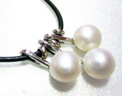MARYKAY - GENUINE WHITE FRESHWATER THREE PEARL PENDANT