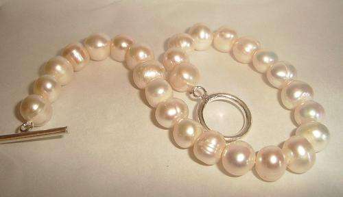 MARYKAY - LOVELY CREAMY WHITE GENUINE FRESHWATER PEARL BRACELET - FREE EARRINGS