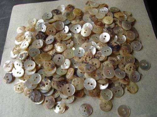 MARYKAY - AGOYA MOTHER OF PEARL BUTTONS - ARTS & CRAFTS, SCRAPBOOKING OR SEWING - 16L