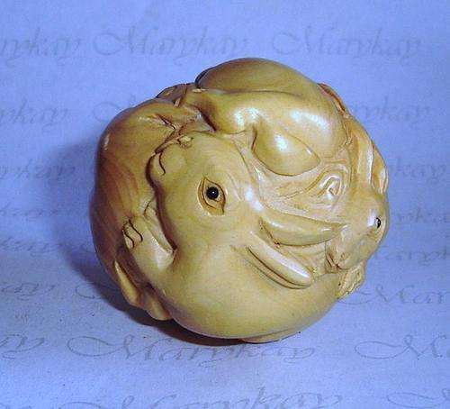 MARYKAY - DELIGHTFUL TINY RABBIT BALL BOXWOOD NETSUKE SCULPTURE
