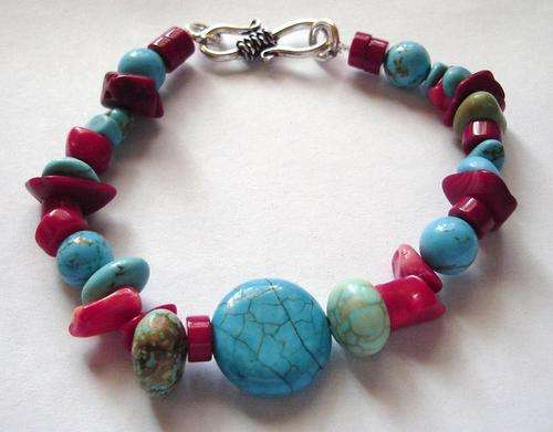 MARYKAY - TERRIFIC TURQUOISE AND CORAL GEMSTONE BRACELET