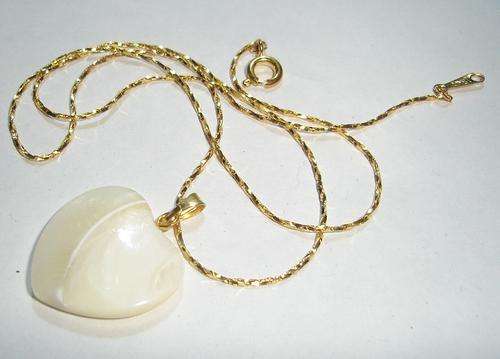 MARYKAY - LOVELY LUMINESCENT MOTHER OF PEARL HEART PENDANT WITH CHAIN