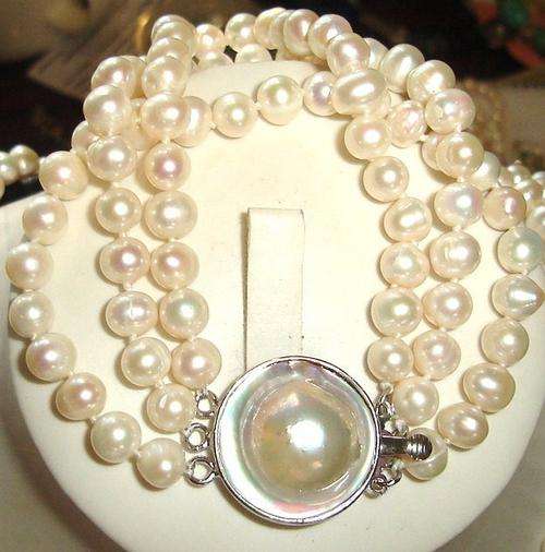 MARYKAY - GORGEOUS FRESHWATER PEARL BRACELET WITH MABE PEARL CLASP