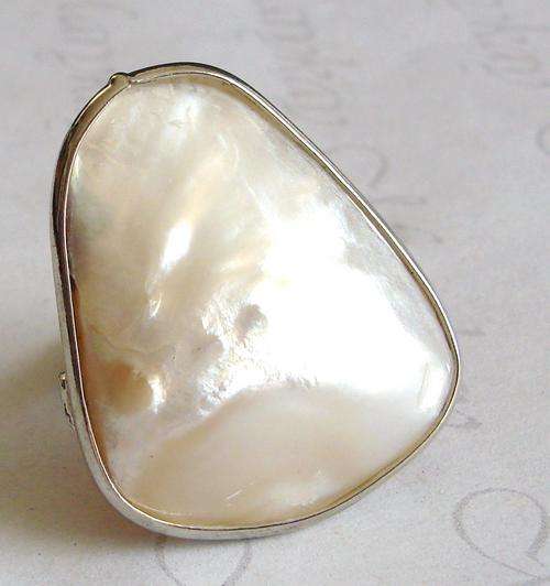 MARYKAY - STUNNING ELECTROPLATED MOTHER OF PEARL COCKTAIL RING -