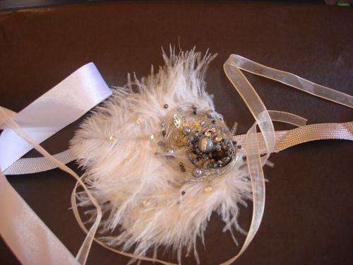 MARYKAY - ONE OF A KIND - STUNNING SILVER FEATHER RIBBONED FASCINATION/FASCINATOR HAIR ACCESSORY
