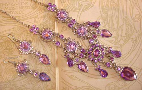 MARYKAY - GORGEOUS LIGHT PURPLE RHINESTONE NECKLACE AND EARRING SET