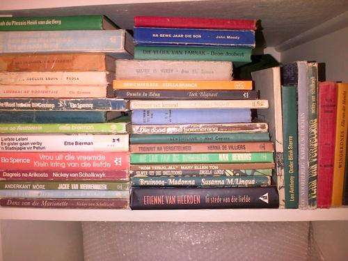 38 VERSKEIE AFRIKAANSE FIKSIE BOEKE