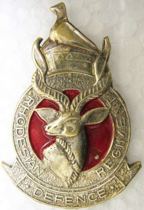 RHODESIAN BUSH WAR "RHODESIA DEFENCE REGIMENT" CAP BADGE IN GOOD CONDITION