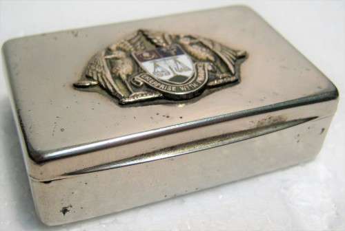 CIRCA 1900 MATCH SAFE VESTA, NICKEL PLATED WITH A COAT OF ARMS IN A VERY GOOD USED CONDITION
