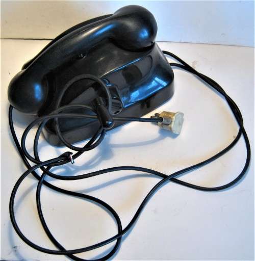 SIEMENS HAND CRANK TELEPHONE IN GOOD CONDITION WITH WIRES AND PLUG