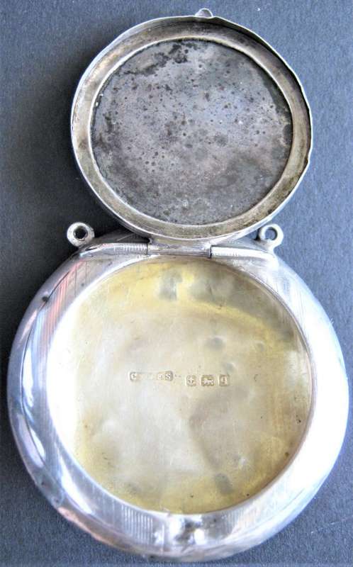 ANTIQUE BIRMINGHAM HALL MARK SILVER LOCKET DATED 1915 BY SAUNDERS and SHEPHERD - 45 MM DIAM AND 14GM