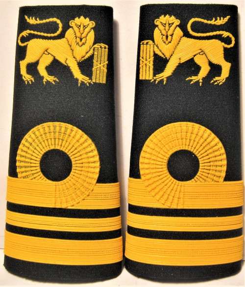 OLD S.A. NAVY LIEUTENANT COMMANDER`S SOFT SLIP ON SHOULDER STRAPS IN VERY GOOD CONDITION