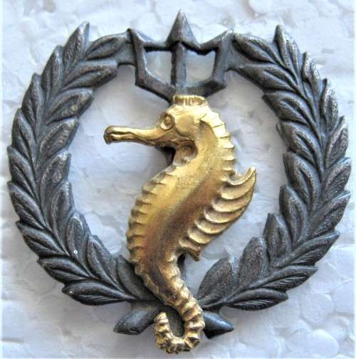 OLD S.A. NAVY INDEPENDANT SHIPS 3RD STYLE BADGE - GUN METAL WREATH AND TRIDENT WITH GILDED SEA HORSE